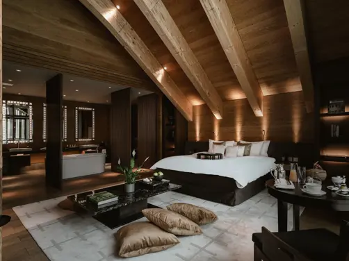 Swiss Deluxe Hotels Stories Winter 2021 Suite Talk The Chedi 01 CAM Rooms Gemmstock Suite Bedroom 03 Bearb Ecirgb T120
