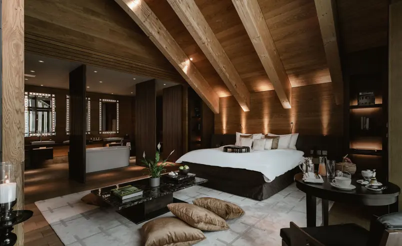 Swiss Deluxe Hotels Stories Winter 2021 Suite Talk The Chedi 01 CAM Rooms Gemmstock Suite Bedroom 03 Bearb Ecirgb T120
