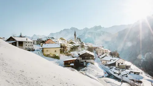 Swiss Deluxe Hotels H Magazine Winter 2025 26 Guarda Dorfansicht ┬® Nadja Cantieni