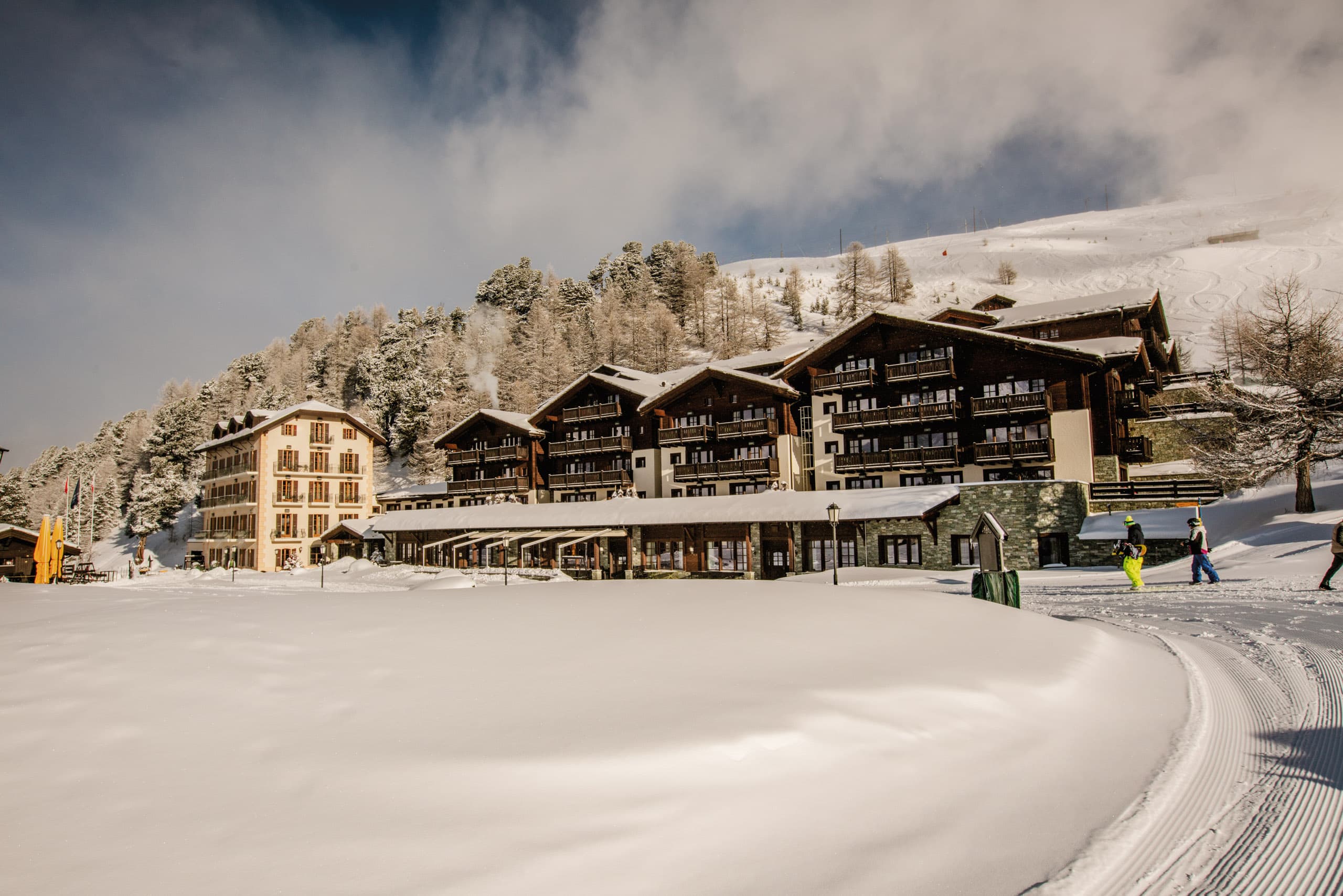Swiss Deluxe Hotels H Magazine Winter 2025 26 Hotel Aussenansicht Winter Kantlicht Jan Geerk