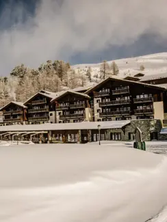 Swiss Deluxe Hotels H Magazine Winter 2025 26 Hotel Aussenansicht Winter Kantlicht Jan Geerk