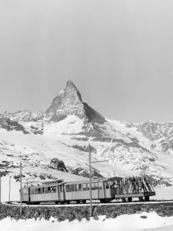 Swiss Deluxe Hotels Stories Winter 2021 Pioneering Years In The Shadow Of The Matterhorn 03 Seit 1942 Fährt Die Gornergrat Bahn Auch Im Winter Bis Auf Den Gornergrat Ecirgb