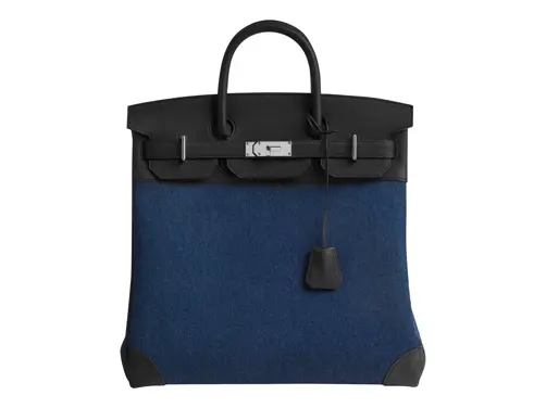 Swiss Deluxe Hotels Magazine Summer 2025 X Hermes Sac Haut À Courroies 40 En Denim Et Veau Togo Collection PE25 Hermès © Studio Des Fleurs