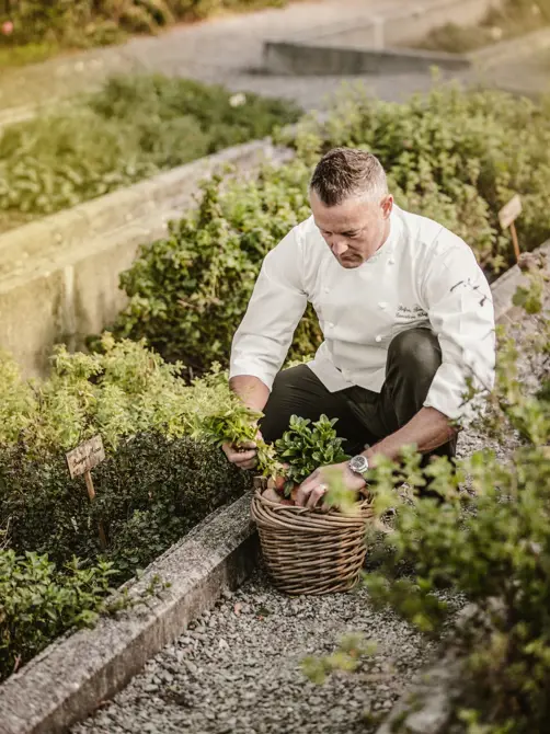 Swiss Deluxe Hotels Stories Summer 2020 Poetry On A Plate (Chef's Portrait : Stefan Beer) 01 VJ Zmenuvohie HW Garten 023 Ecirgb