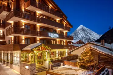 Swiss Deluxe Hotels La Carpa THE CAPRA Night Blue Light Version