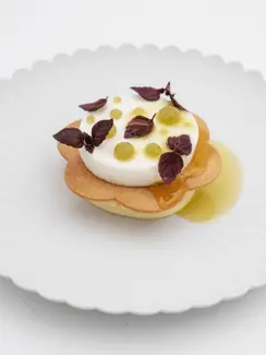 Swiss Deluxe Hotels Stories Summer 2023 Feast Of Flavours Tartelletta Di Meringa Al Limone Con Cremoso Allo Yuzu, Shiso Verde E Biscotto All'olio D'oliva