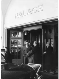 Swiss Deluxe Hotels Stories Winter 2020 Alfred Hitchcocks 01 1960Er Andrea Badrutt Mit Alfred Hitchcock Foto Friedel Sw Ecirgb