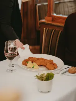Swiss Deluxe Hotels Magazine Winter 2024 25 Hotel Schweizerhof Bern & Spa Jack's Brasserie Wienerschnitzel