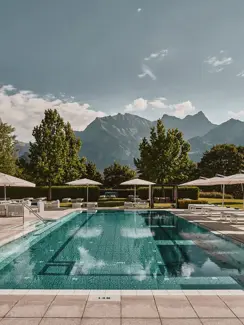 Swiss Deluxe Hotels Magazine Summer 2025 Grbr Garden Pool Berge