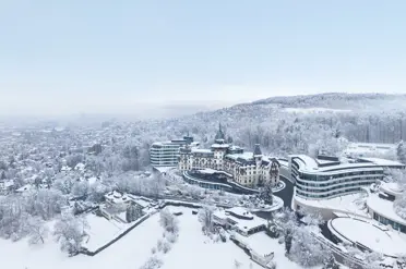 Swiss Deluxe Hotels The Dolder Grand Aussenansicht Drohne Schnee (4)