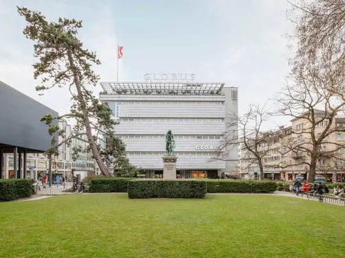 Swiss Deluxe Hotels Stories Winter 2022 Tips For An Unforgettable Time In Zurich 03 Zu╠Êrich Schweizergasse 11 Globus 9 (1) Ecirgb