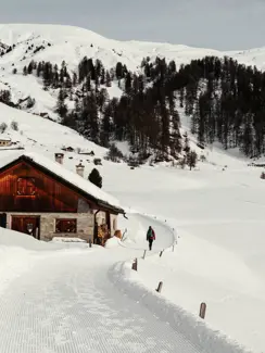 Swiss Deluxe Hotels H Magazine Winter 2025 26 Winterwaderg Guarda Ardez ┬® Thalia Wu╠Ênsche