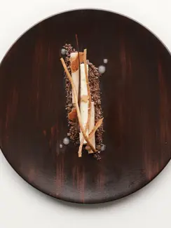 Swiss Deluxe Hotels Stories Winter 2023 2024 Born To Cook 20221215 COMMERCIAL LECRANS WINTER23 MENU5913 CHAUD SHOW LES MARRONS, ILS SANSHO Eci RGB