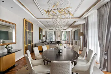 Grand Resort Bad Ragaz King Suite Wohnzimmer Esstisch