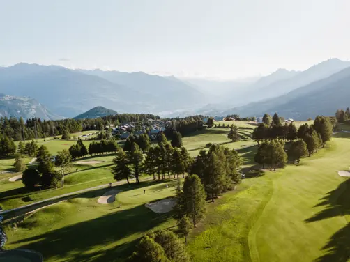 Swiss Deluxe Hotels Stories Summer 2021 Badass Golf 01 2017 Golf 9©Golfclubcranssursierre Ecirgb