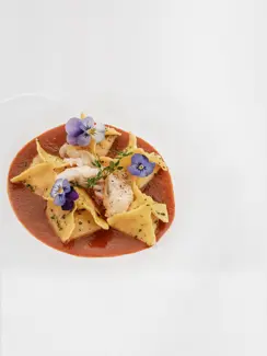 Swiss Deluxe Hotels Stories Summer 2023 Feast Of Flavours Raviolo Ripieno Di Astice Blu, La Sua Coda Scottata Al Lardo Ticinese E Limoncina Marco Badalucci Bearb BZ Ecirgb