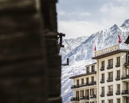 Swiss Deluxe Hotels H Magazine Winter 2025 26 Hotel Zermatt Zermatterhof Aussenansicht Hotel Zermatterhof High