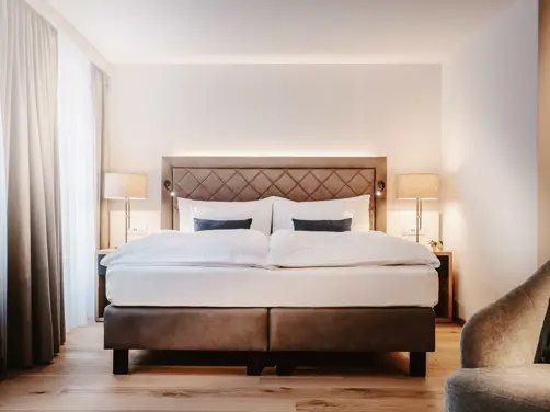 Swiss Deluxe Hotels Stories Winter 2021 Epic Mont Cervin 03 MCPR Zimmer 728 Bett 04 Ecirgb