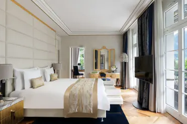 Grand Resort Bad Ragaz King Suite Schlafzimmer Fernseher