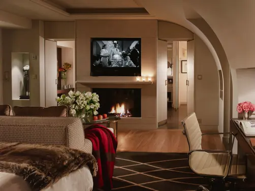 Swiss Deluxe Hotels Stories Summer 2022 Suite Talk Four Seasons Hotel Des Bergues 01 14C Loft Suite Fire Place Ecirgb