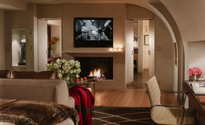 Swiss Deluxe Hotels Stories Summer 2022 Suite Talk Four Seasons Hotel Des Bergues 01 14C Loft Suite Fire Place Ecirgb