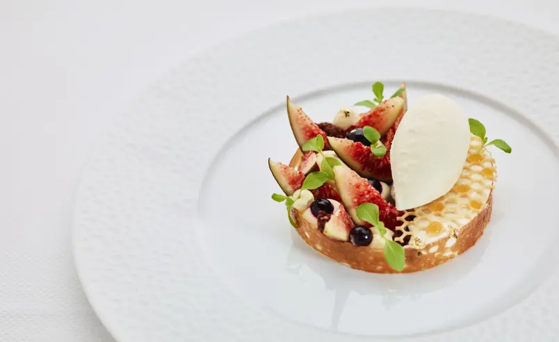 Swiss Deluxe Hotels Stories Summer 2022 Calling All Connoisseurs Lakeside 04 Ghdl Les Saisons Dessert Plat 2 Ecirgb