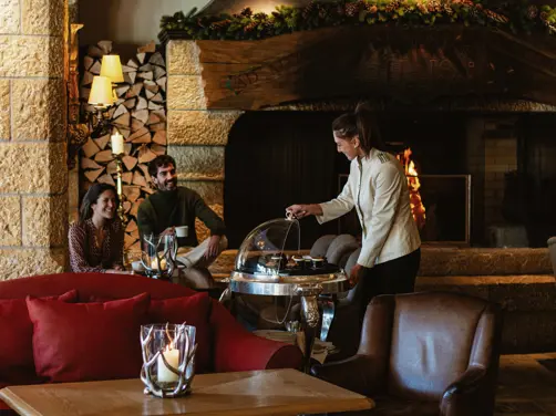 Swiss Deluxe Hotels Magazine Winter 2024 25 Copyright Gstaad Palace Stefano Scata Leonardo Golzato The Lobby Bar DSC 2069 300Dpi RGB