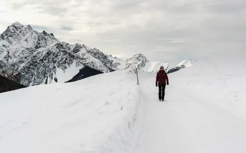 Swiss Deluxe Hotels H Magazine Winter 2025 26 Winterwanderweg Vastur Sent ┬® Thalia Wu╠Ênsche