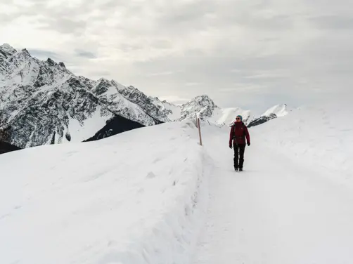 Swiss Deluxe Hotels H Magazine Winter 2025 26 Winterwanderweg Vastur Sent ┬® Thalia Wu╠Ênsche