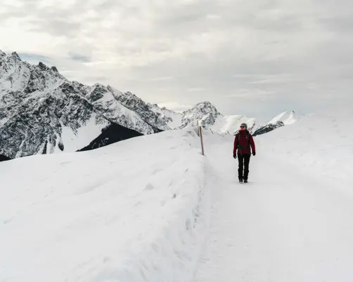 Swiss Deluxe Hotels H Magazine Winter 2025 26 Winterwanderweg Vastur Sent ┬® Thalia Wu╠Ênsche